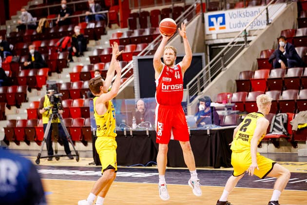Center Christian Sengfelder Brose Bamberg, 43 left Jordan Hulls MHP Riesen Ludwigsburg, 01 right Jacob Patrick MHP Riesen Ludwigsburg, 02 MHP Riesen Ludwigsburg Brose Bamberg, easyCredit Basketball Bundesliga, season 2020 2021, playoff quarterfinals game 4, Ludwigsburg, Germany, 27 05 2021, 21 05 2021, Basketball, BBL 2020 2021, Quarterfinals, Matchday 2, MHP RIESEN Ludwigsburg Brose Bamberg, GER, Ludwigsburg, MHPArena, Copyright: DanielxLöb