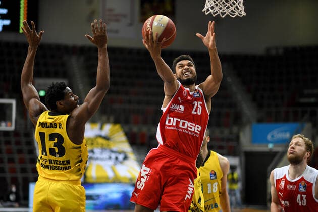 Kenneth Ogbe Brose Bamberg at the basket against Yorman Polas Bartolo MHP Riesen Ludwigsburg , GER, MHP Riesen Ludwigsburg vs Brose Bamberg, 27 05 2021, Play Off Quarterfinal Game 5, easycredit Basketball Bundesliga, Season 2020 2021 GER, MHP Riesen Ludwigsburg vs Brose Bamberg, 27 05 2021, Play Off Quarterfinal Game 5, easycredit Basketball Bundesliga, Season 2020 2021 Ludwigsburg Copyright: xEibnerxPressefoto MichaelxMemmlerx EP_MMR