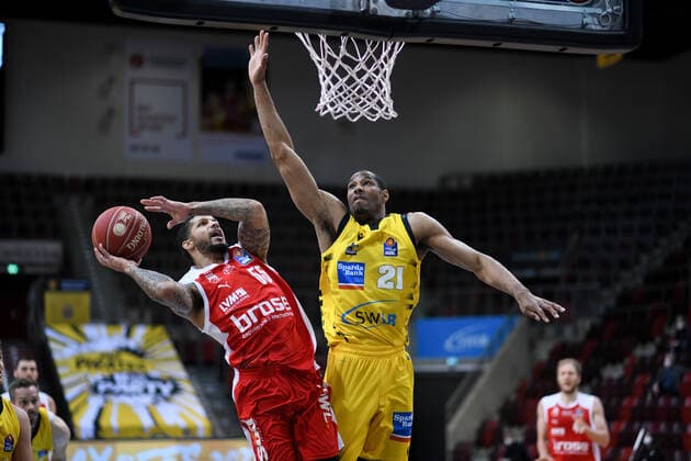 Tyler Larson Brose Bamberg at the basket against Tremmell Darden MHP Riesen Ludwigsburg , GER, MHP Riesen Ludwigsburg vs Brose Bamberg, 27 05 2021, Play Off Quarterfinal Game 5, easycredit Basketball Bundesliga, Season 2020 2021 GER, MHP Riesen Ludwigsburg vs Brose Bamberg, 27 05 2021, Play Off Quarterfinal Game 5, easycredit Basketball Bundesliga, Season 2020 2021 Ludwigsburg Copyright: xEibnerxPressefoto MichaelxMemmlerx EP_MMR