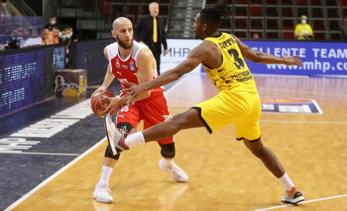 Ludwigsburg , Basketball easyCredit BBL Bundesliga , Quarterfinal Game 5, MHP RIESEN Ludwigsburg vs Brose Bamberg , from left Alex Ruoff Bamberg Jaleen Smith Riesen