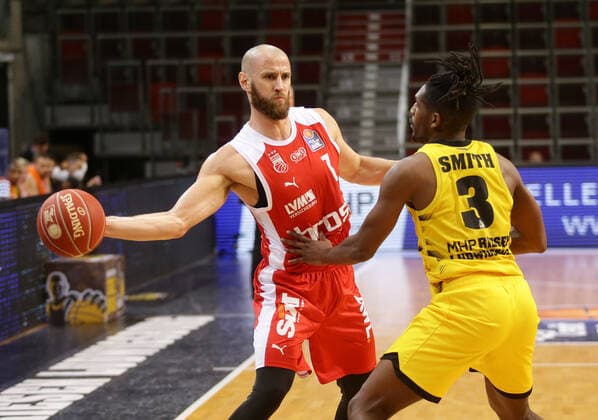 Ludwigsburg , Basketball easyCredit BBL Bundesliga , Quarterfinal Game 5, MHP RIESEN Ludwigsburg vs Brose Bamberg , from left Alex Ruoff Bamberg Jaleen Smith Riesen