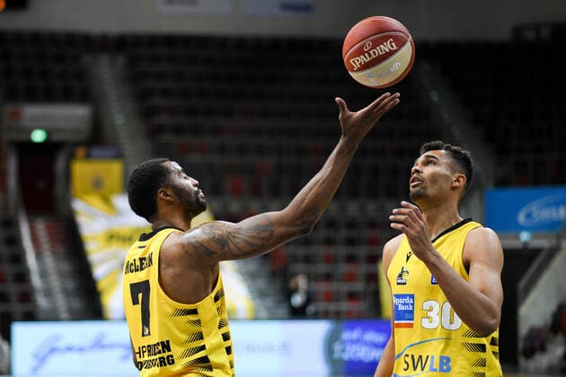 Jamel McLean MHP Riesen Ludwigsburg and Oscar da Silva MHP Riesen Ludwigsburg on the ball, GER, MHP Riesen Ludwigsburg vs Brose Bamberg, 27 05 2021, Play Off Quarterfinal Game 5, easycredit Basketball Bundesliga, Season 2020 2021 GER, MHP Riesen Ludwigsburg vs Brose Bamberg, 27 05 2021, Play Off Quarterfinal Game 5, easycredit Basketball Bundesliga, Season 2020 2021 Ludwigsburg Copyright: xEibnerxPressefoto MichaelxMemmlerx EP_MMR