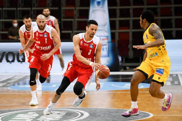 Dominic Lockhart Brose Bamberg in a duel with Barry Brown Jr MHP Riesen Ludwigsburg , GER, MHP Riesen Ludwigsburg vs Brose Bamberg, 27 05 2021, Play Off Quarterfinal Game 5, easycredit Basketball Bundesliga, Season 2020 2021 GER, MHP Riesen Ludwigsburg vs Brose Bamberg, 27 05 2021, Play Off Quarterfinal Game 5, easycredit Basketball Bundesliga, Season 2020 2021 Ludwigsburg Copyright: xEibnerxPressefoto MichaelxMemmlerx EP_MMR