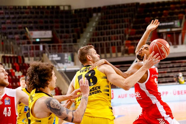 Right Kenneth Ogbe Brose Bamberg, 25 ball loss to center Jonas Wohlfahrth Bottermann MHP Riesen Ludwigsburg, 18 MHP Riesen Ludwigsburg Brose Bamberg, easyCredit Basketball Bundesliga, 2020 2021 season, playoff quarterfinal game 4, Ludwigsburg, Germany, 27 05 2021, 21 05 2021, Basketball, BBL 2020 2021, Quarterfinals, Matchday 2, MHP RIESEN Ludwigsburg Brose Bamberg, GER, Ludwigsburg, MHPArena, Copyright: DanielxLöb