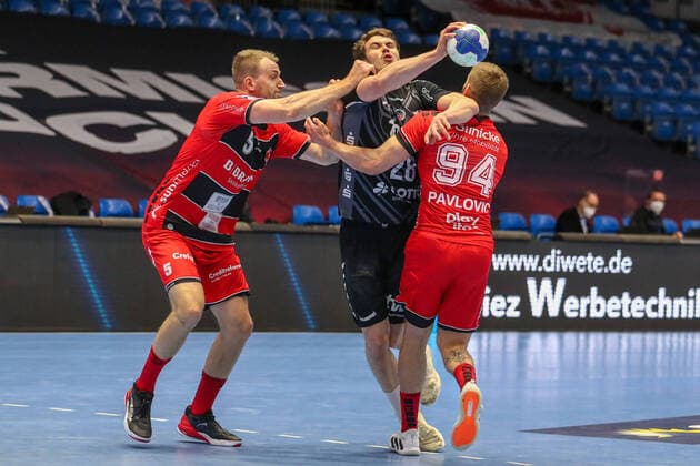 Handball, 31 Matchday MT Melsungen vs Die Eulen Ludwigshafen on 27 05 2021 at Rothenbach Halle in Kassel Hendrik Wagner Ludwigshafen 28 vs Domagoj Pavlovic Melsungen 94 and Julius Kühn Kuehn Kuhn Melsungen 5 UR