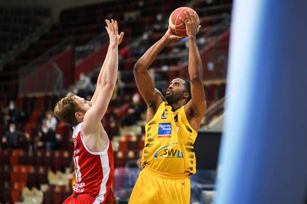 Jamel McLean MHP Riesen Ludwigsburg in a duel with Christian Sengfelder Brose Bamberg , GER, MHP Riesen Ludwigsburg vs Brose Bamberg, 27 05 2021, Play Off Quarterfinal Game 5, easycredit Basketball Bundesliga, Season 2020 2021 GER, MHP Riesen Ludwigsburg vs Brose Bamberg, 27 05 2021, Play Off Quarterfinal Game 5, easycredit Basketball Bundesliga, Season 2020 2021 Ludwigsburg Copyright: xEibnerxPressefoto MichaelxMemmlerx EP_MMR