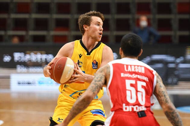 Jordan Hulls MHP Riesen Ludwigsburg in a duel with Tyler Larson Brose Bamberg , GER, MHP Riesen Ludwigsburg vs Brose Bamberg, 27 05 2021, Play Off Quarterfinal Game 5, easycredit Basketball Bundesliga, Season 2020 2021 GER, MHP Riesen Ludwigsburg vs Brose Bamberg, 27 05 2021, Play Off Quarterfinal Game 5, easycredit Basketball Bundesliga, Season 2020 2021 Ludwigsburg Copyright: xEibnerxPressefoto MichaelxMemmlerx EP_MMR