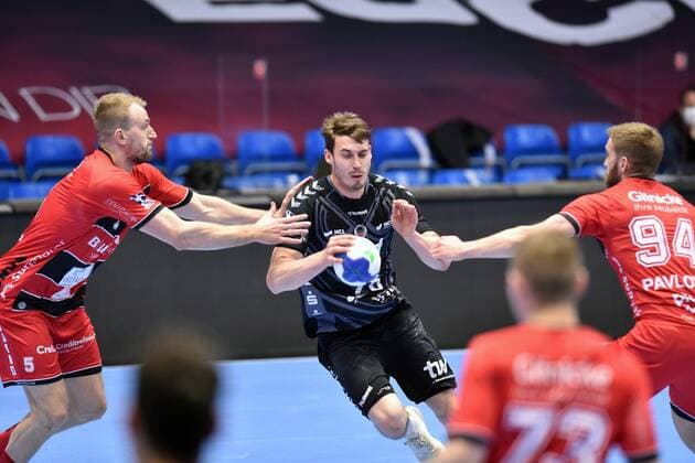 Hendrik Wagner Eulen Ludwigshafen on the ball , Julius Kuehn MT Melsungen L and Domagoj Pavlovic MT Melsungen R , MT Melsungen Die Eulen Ludwigshafen TSG Friesenheim, Handball, 1 Bundesliga Maenner, 27 05 2021, MT Melsungen Eulen Ludwigshafen, Handball, GER, 1 Bundesliga Maenner, 27 05 2021 Kassel Copyright: xEibner-Pressefoto-xRolandxSippelx
