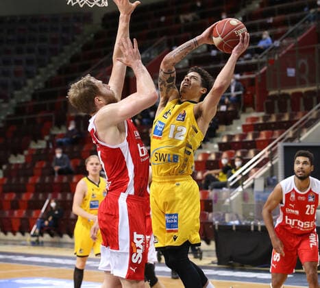 V li Christian Sengfelder Bamberg , Jonah Radebaugh Riesen MHP Riesen Ludwigsburg vs Brose Bamberg Basketball Bundesliga 2020 2021 Playoff Quarterfinals Game 5 Ludwigsburg , GER, 27 05 2021,