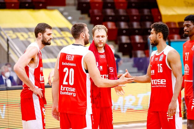Disappointment at Bamberg vlnr David Kravish Brose Bamberg, 45 Chase Fieler Brose Bamberg, 20 Dominic Lockhart Brose Bamberg, 03 Christian Sengfelder Brose Bamberg, 43 Kenneth Ogbe Brose Bamberg, 25 MHP Riesen Ludwigsburg Brose Bamberg, easyCredit Basketball Bundesliga, 2020 2021 season, playoff quarterfinal game 4, Ludwigsburg, Germany, 27 05 2021, 21 05 2021, basketball, BBL 2020 2021, quarterfinal, 2 matchday, MHP RIESEN Ludwigsburg Brose Bamberg, GER, Ludwigsburg, MHPArena, Copyright: DanielxLöb