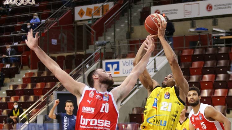 Ludwigsburg , Basketball easyCredit BBL Bundesliga , Quarterfinal Game 5, MHP RIESEN Ludwigsburg vs Brose Bamberg , from left Chase Fieler Bamberg Tremmel Darden Riesen