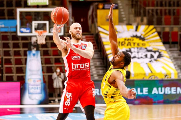 Left Alex Ruoff Brose Bamberg, 07 right Jamel McLean MHP Riesen Ludwigsburg, 07 MHP Riesen Ludwigsburg Brose Bamberg, easyCredit Basketball Bundesliga, 2020 2021 season, playoff quarterfinal game 4, Ludwigsburg, Germany, 27 05 2021, 21 05 2021, Basketball, BBL 2020 2021, Quarterfinals, Matchday 2, MHP RIESEN Ludwigsburg Brose Bamberg, GER, Ludwigsburg, MHPArena, Copyright: DanielxLöb