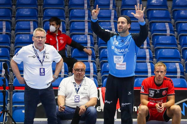 Handball, 31 Matchday MT Melsungen vs Die Eulen Ludwigshafen on 27 05 2021 at Rothenbach Halle in Kassel Goalkeeper Silvio Heinevetter Melsungen 12 gestures, coach Gudmundur Gudmundsson Melsungen stands next to it UR