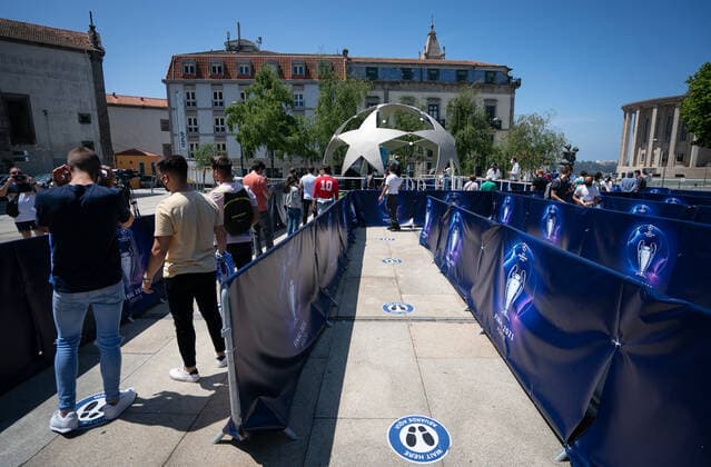 Supporters queue to have there photo taken with a replica CL Trophy ahead of the Champions League Final 2021 build up ahead of the Manchester City v Chelsea at The Est?dio do Drag?o, Porto, Portugal on the 27 May 2021. Copyright: xAndyxRowlandx PMI-4241-0021