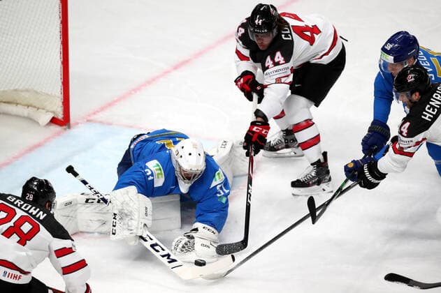 Eishockey, WM, Kanada - Kasachstan RIGA, LATVIA – MAY 28, 2021: Kazakhstan s goaltender Andre Shutov (C), Viktor Svedberg (2nd R) defend against Canada s Connor Brown (L), Max Comtois (3rd R), Adam Henrique (R) in their 2021 IIHF Ice hockey, Eishockey World Championship, WM, Weltmeisterschaft Preliminary Round Group B match, at the Arena Riga. Natalia Fedosenko TASS TS101DAC