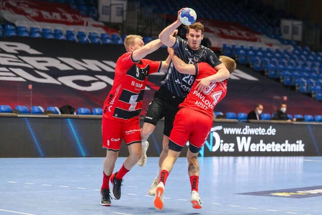 Handball, 31 Matchday MT Melsungen vs Die Eulen Ludwigshafen on 27 05 2021 in the Rothenbach Halle in Kassel Hendrik Wagner Ludwigshafen 28 vs Julius Kühn Kuhn Melsungen 5 and Domagoj Pavlovic Melsungen 94 UR