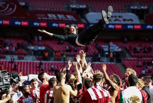 Bilder des Jahres 2021, Sport 05 Mai Sport Themen der Woche KW21 Sport Bilder des Tages Mandatory Credit: Photo by James Marsh BPI Shutterstock (11976058et) Thomas Frank manager of Brentford is thrown in the air by his players in celebration Brentford v Swansea City, EFL Sky Bet Championship, Playoffs, Final, Football, Wembley Stadium, London, UK - 29 May 2021 EDITORIAL USE ONLY No use with unauthorised audio, video, data, fixture lists, club league logos or live services. Online in-match use limited to 120 images, no video emulation. No use in betting, games or single club league player publications. Brentford v Swansea City, EFL Sky Bet Championship, Playoffs, Final, Football, Wembley Stadium, London, UK - 29 May 2021 EDITORIAL USE ONLY No use with unauthorised audio, video, data, fixture lists, club league logos or live services. Online in-match use limited to 120 images, no video emulation. No use in betting, games or single club league player publications.  Copyright: xJamesxMarsh BPI Shutterstockx 11976058et