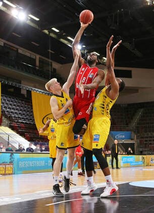29 05 2021, Germany, Ludwigsburg, Basketball easyCredit BBL Bundesliga, Play off Semi Final, Game 1 MHP RIESEN Ludwigsburg vs FC Bayern Munich Basketball v l Jacob Patrick MHP , Jalen Reynolds FCB , Jamel McLean MHP