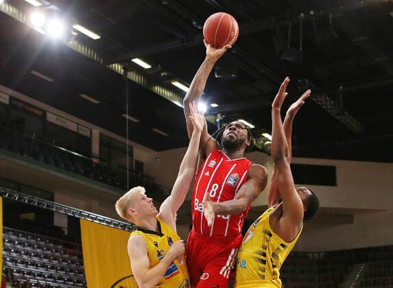 29 05 2021, Germany, Ludwigsburg, Basketball easyCredit BBL Bundesliga, Play off Semi Final, Game 1 MHP RIESEN Ludwigsburg vs FC Bayern Munich Basketball v l Jacob Patrick MHP , Jalen Reynolds FCB , Jamel McLean MHP