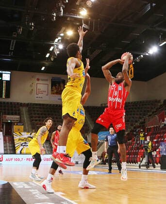 29 05 2021, Germany, Ludwigsburg, Basketball easyCredit BBL Bundesliga, Play off Semi Final, Game 1 MHP RIESEN Ludwigsburg vs FC Bayern Munich Basketball v l JR Barry Brown MHP , Jalen Reynolds FCB