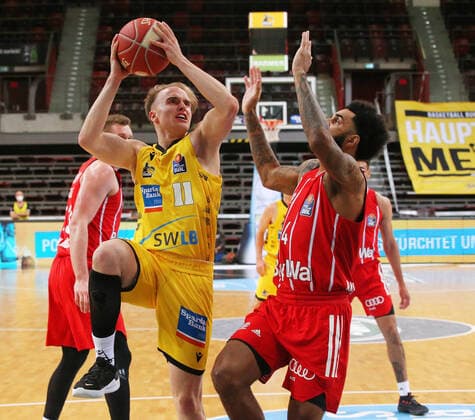 29 05 2021, Germany, Ludwigsburg, Basketball easyCredit BBL Bundesliga, Play off Semi Final, Game 1 MHP RIESEN Ludwigsburg vs FC Bayern Munich Basketball v l Lukas Herzog MHP , Dennis Seeley FCB
