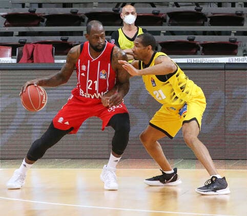 29 05 2021, Germany, Ludwigsburg, Basketball easyCredit BBL Bundesliga, Play off Semi Final, Game 1 MHP RIESEN Ludwigsburg vs FC Bayern Munich Basketball v l James Gist FCB , Tremmell Darden MHP