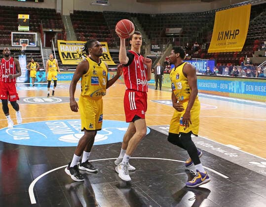 29 05 2021, Germany, Ludwigsburg, Basketball easyCredit BBL Bundesliga, Play off Semi Final, Game 1 MHP RIESEN Ludwigsburg vs FC Bayern Munich Basketball v l Jaleen Smith MHP , Vladimir Lucic FCB , Yorman Polas Bartolo MHP