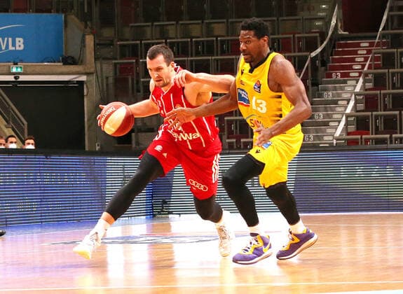 29 05 2021, Germany, Ludwigsburg, Basketball easyCredit BBL Bundesliga, Play off Semi Final, Game 1 MHP RIESEN Ludwigsburg vs FC Bayern Munich Basketball v l Paul Zipser FCB , Yorman Polas Bartolo MHP