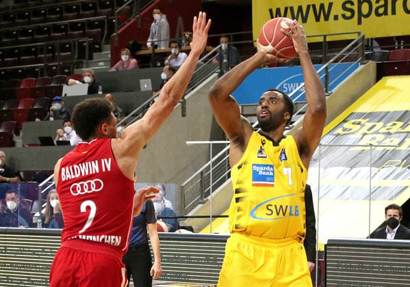 29 05 2021, Germany, Ludwigsburg, Basketball easyCredit BBL Bundesliga, Play off Semi Final, Game 1 MHP RIESEN Ludwigsburg vs FC Bayern Munich Basketball v l Wade Baldwin FCB , Jamel McLean MHP