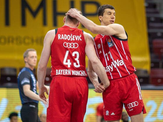 Vladimir Lucic FC Bayern, 11 , troestet Leon Radosevic FC Bayern, 43 MHP Riesen Ludwigsburg vs FC Bayern Basketball, Basketball, Bundesliga, Playoffs, Semifinals, Game 1, easycredit BBL, 29 05 2021, MHP Riesen Ludwigsburg vs FC Bayern Basketball, Basketball, Bundesliga, Playoffs, Semifinals, Game 1, easycredit BBL, 29 05 2021 Ludwigsburg Copyright: xEibner-Pressefoto SaschaxWaltherx EP_EER