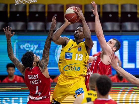 Dennis Jerome Seeley FC Bayern, 04 , Yorman Polas Bartolo MHP Riesen Ludwigsburg, 13 , Paul Zipser FC Bayern, 16 , MHP Riesen Ludwigsburg vs FC Bayern Basketball, Basketball, Bundesliga, Playoffs, Semifinals, Game 1, easycredit BBL, 29 05 2021, MHP Riesen Ludwigsburg vs FC Bayern Basketball, Basketball, Bundesliga, Playoffs, Semifinals, Game 1, easycredit BBL, 29 05 2021 Ludwigsburg Copyright: xEibner-Pressefoto SaschaxWaltherx EP_EER