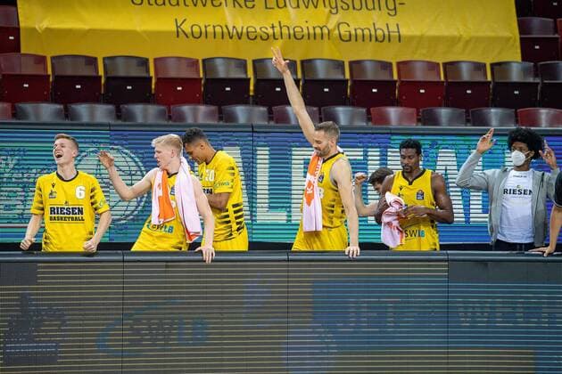 Cheering on the Giants bench, Johannes Patrick MHP Riesen Ludwigsburg, 06 , Oscar DA Silva MHP Riesen Ludwigsburg, 30 , Jonas Wahlfarth Bottermann MHP Riesen Ludwigsburg, 18 , MHP Riesen Ludwigsburg vs FC Bayern Basketball, Basketball, Bundesliga, Playoffs, Semifinals, Game 1, easycredit BBL, 29 05 2021, MHP Riesen Ludwigsburg vs FC Bayern Basketball, Basketball, Bundesliga, Playoffs, Semifinals, Game 1, easycredit BBL, 29 05 2021 Ludwigsburg Copyright: xEibner-Pressefoto SaschaxWaltherx EP_EER
