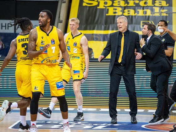 Cheers and friends, Jaleen Smith MHP Riesen Ludwigsburg, 03 , Jamel McLean MHP Riesen Ludwigsburg, 07 , Jacob Patrick MHP Riesen Ludwigsburg, 02 , John Patrick MHP Riesen Ludwigsburg, Head Coach MHP Riesen Ludwigsburg vs FC Bayern Basketball, Basketball, Bundesliga, Playoffs, Semifinals, Game 1, easycredit BBL, 29 05 2021, MHP Riesen Ludwigsburg vs FC Bayern Basketball, Basketball, Bundesliga, Playoffs, Semifinals, Game 1, easycredit BBL, 29 05 2021 Ludwigsburg Copyright: xEibner-Pressefoto SaschaxWaltherx EP_EER