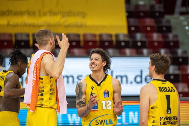 Looking forward, Jonah Radebaugh MHP Riesen Ludwigsburg, 12 , Jordan Hulls MHP Riesen Ludwigsburg, 01 , Jonas Wahlfarth Bottermann MHP Riesen Ludwigsburg, 18 , MHP Riesen Ludwigsburg vs FC Bayern Basketball, Basketball, Bundesliga, Playoffs, Semifinals, Game 1, easycredit BBL, 29 05 2021, MHP Riesen Ludwigsburg vs FC Bayern Basketball, Basketball, Bundesliga, Playoffs, Semifinals, Game 1, easycredit BBL, 29 05 2021 Ludwigsburg Copyright: xEibner-Pressefoto SaschaxWaltherx EP_EER