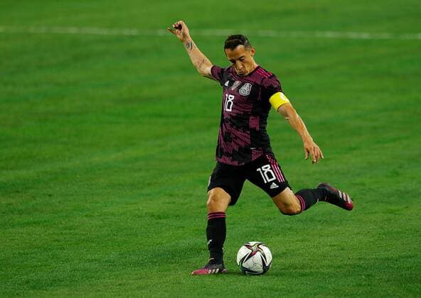 Andres Guardado centers a ball during the second half of a MexTour soccer match between Mexico and Iceland at AT&T Stadium in Arlington, Texas USA 29 May 2021. Mexico vs Iceland !ACHTUNG: NUR REDAKTIONELLE NUTZUNG!  Copyright: xRalphxLauerx AME1939 20210530-637579498591976020