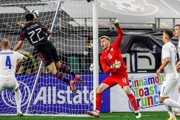 Sport Bilder des Tages ARLINGTON, TX - MAY 29: Mexico mid-fielder Uriel Antuna (27) heads the ball into the net for a goal during the game between Mexico and Iceland on May 29, 2021 at AT&T Stadium in Arlington, Texas. (Photo by Matthew Pearce Icon Sportswire) SOCCER: MAY 29 Mexico v Iceland Icon1692105292469