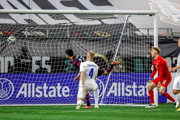 ARLINGTON, TX - MAY 29: Mexico mid-fielder Uriel Antuna (27) heads the ball into the net for a goal during the game between Mexico and Iceland on May 29, 2021 at AT&T Stadium in Arlington, Texas. (Photo by Matthew Pearce Icon Sportswire) SOCCER: MAY 29 Mexico v Iceland Icon1692105292473