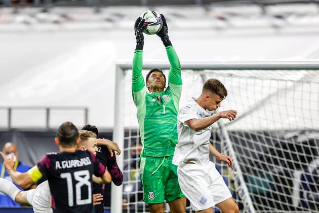 ARLINGTON, TX - MAY 29: Mexico goalkeeper Alfredo Talavera (1) grabs the ball in the air and makes a save during the game between Mexico and Iceland on May 29, 2021 at AT&T Stadium in Arlington, Texas. (Photo by Matthew Pearce Icon Sportswire) SOCCER: MAY 29 Mexico v Iceland Icon1692105292568