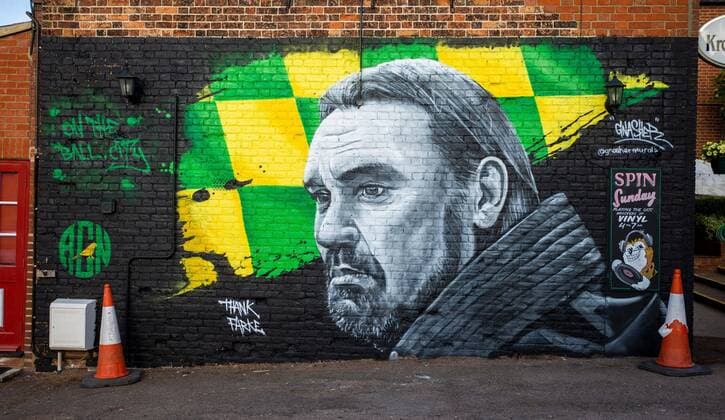 Fußball, Trainerhistorie Norwich City von 1905 bis heute Mandatory Credit: Photo by JASONPIX Shutterstock (11985478d) Norwich City manager, Daniel Farke has an art mural painted on the side of a wall at The Fat Cat & Canary public house in Norwich. Norwich City manager, Daniel Farke mural, The Fat Cat & Canary public house, Norwich, Norfolk. UK. 30 MAY 2021 EDITORIAL USE ONLY No use with unauthorised audio, video, data, fixture lists (outside the EU), club league logos or live services. Online in-match use limited to 45 images (+15 in extra time). No use to emulate moving images. No use in betting, games or single club league player publications services. Norwich City manager, Daniel Farke mural, The Fat Cat & Canary public house, Norwich, Norfolk. UK. 30 MAY 2021 EDITORIAL USE ONLY No use with unauthorised audio, video, data, fixture lists (outside the EU), club league logos or live services. Online in-match use limited to 45 images (+15 in extra time). No use to emulate moving images. No use in betting, games or  Copyright: xJASONPIX Shutterstockx 11985478d