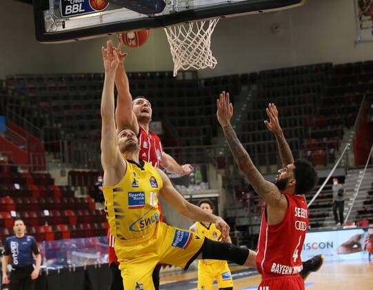 V li Jonas Wohlfarth Bottermann Riesen , Paul Zipser Munich , D J Seeley Munich MHP Riesen Ludwigsburg vs Bayern Munich Basketball Bundesliga 2020 2021, Playoff Semifinal Game 1 Ludwigsburg , GER, 29 05 2021,