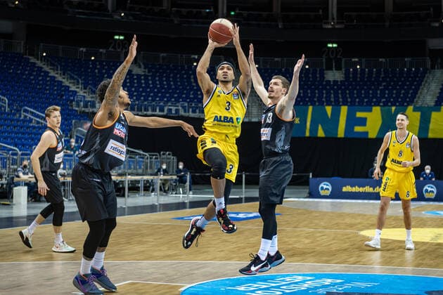 Basketball Berlin 30 05 2021 1 Bundesliga easyCredit BBL Season 2020 2021 Playoffs Semifinals Game 1 Alba Berlin ratiopharm Ulm Peyton Siva Alba Berlin, No 03 Andreas Obst Ulm, No 13
