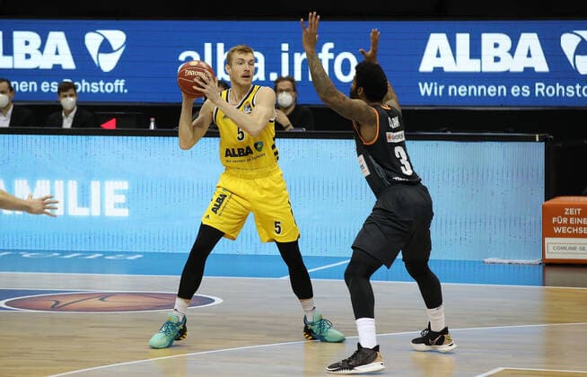 Niels Giffey, Cameron Clark action game scene duel sports basketball play off semifinal BBL Bundesliga men season 2020 2021 30 05 2021 ALBA Berlin vs ratiopharm Ulm