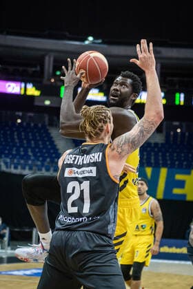 Basketball Berlin 30 05 2021 1 Bundesliga easyCredit BBL Season 2020 2021 Playoffs Semifinals Game 1 Alba Berlin ratiopharm Ulm Christ Koumadje Alba Berlin, No 21 Dylan Osetkowski Ulm, No 21