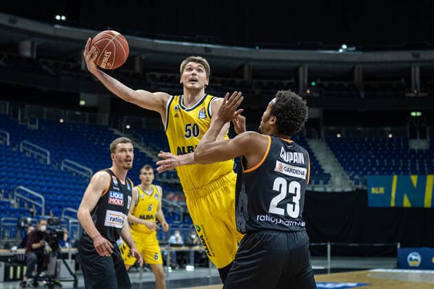Basketball Berlin 30 05 2021 1 Bundesliga easyCredit BBL Season 2020 2021 Playoffs Semifinals Game 1 Alba Berlin ratiopharm Ulm Ben Lammers Alba Berlin, No 50 Troy Caupain Ulm, No 23