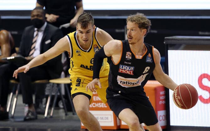 Malte Delow, Per Günther action game scene duel sports basketball play off semifinal BBL Bundesliga men season 2020 2021 30 05 2021 ALBA Berlin vs ratiopharm Ulm