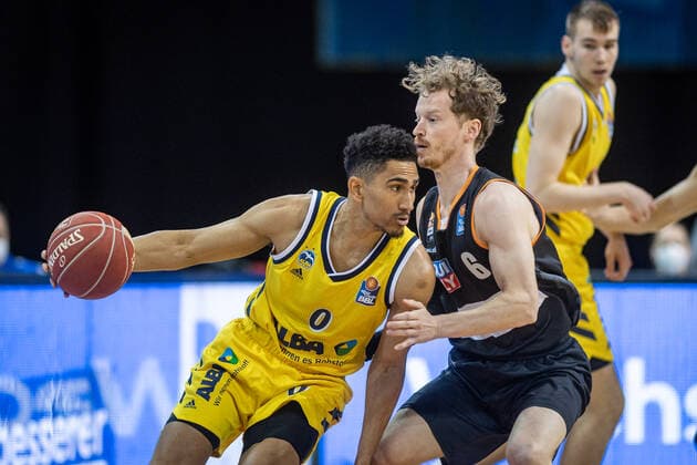 Basketball Berlin 30 05 2021 1 Bundesliga easyCredit BBL Season 2020 2021 Playoffs Semifinals Game 1 Alba Berlin ratiopharm Ulm Maodo Lo Alba Berlin, No 00 Per Günther Ulm, No 06