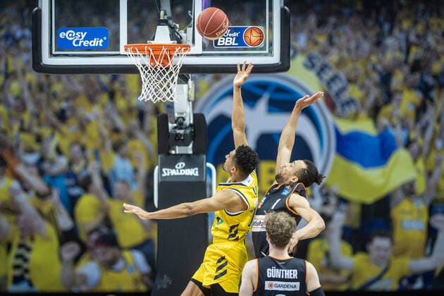 Basketball Berlin 30 05 2021 1 Bundesliga easyCredit BBL Season 2020 2021 Playoffs Semifinals Game 1 Alba Berlin ratiopharm Ulm Maodo Lo Alba Berlin, No 00 Demetrius Conger Ulm, No 01