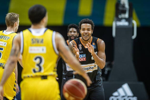 Basketball Berlin 30 05 2021 1 Bundesliga easyCredit BBL Season 2020 2021 Playoffs Semifinals Game 1 Alba Berlin ratiopharm Ulm Troy Caupain Ulm, No 23 Peyton Siva Alba Berlin, No 03