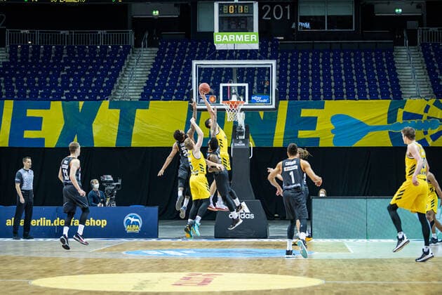 Basketball Berlin 30 05 2021 1 Bundesliga easyCredit BBL season 2020 2021 playoffs semifinals game 1 Alba Berlin ratiopharm Ulm Simone Fontecchio Alba Berlin, No 20 misses the tip in 0.1 seconds before the end