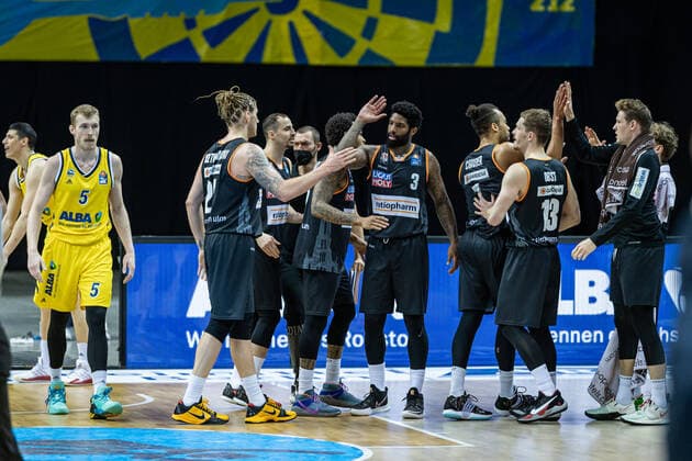 Basketball Berlin 30 05 2021 1 Bundesliga easyCredit BBL season 2020 2021 playoffs semifinals game 1 Alba Berlin ratiopharm Ulm cheer Ulm Dylan Osetkowski Ulm, No 21 Cameron Clark Ulm, No 03 and others.